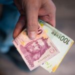 Gyengült a forint: friss euró dollár font árfolyam