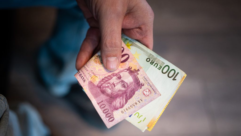 Gyengült a forint: friss euró dollár font árfolyam
