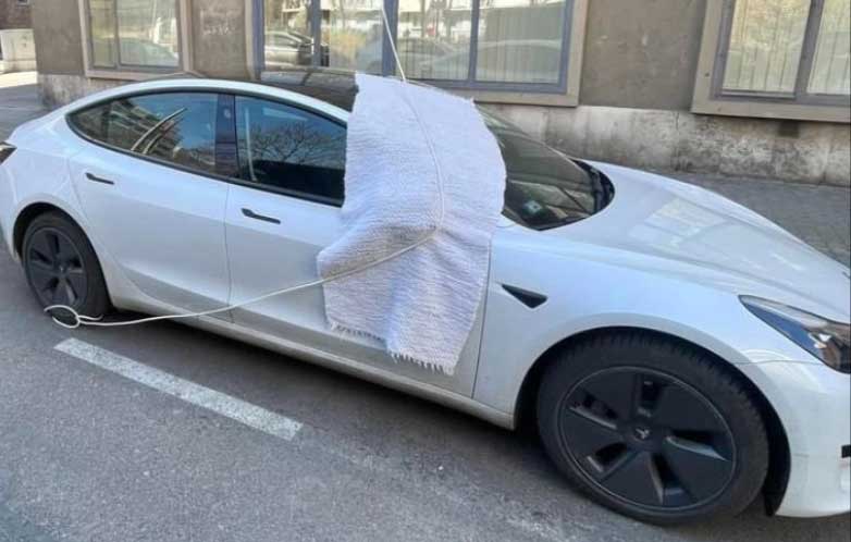 Tesla budapest töltés fotó mém facebook