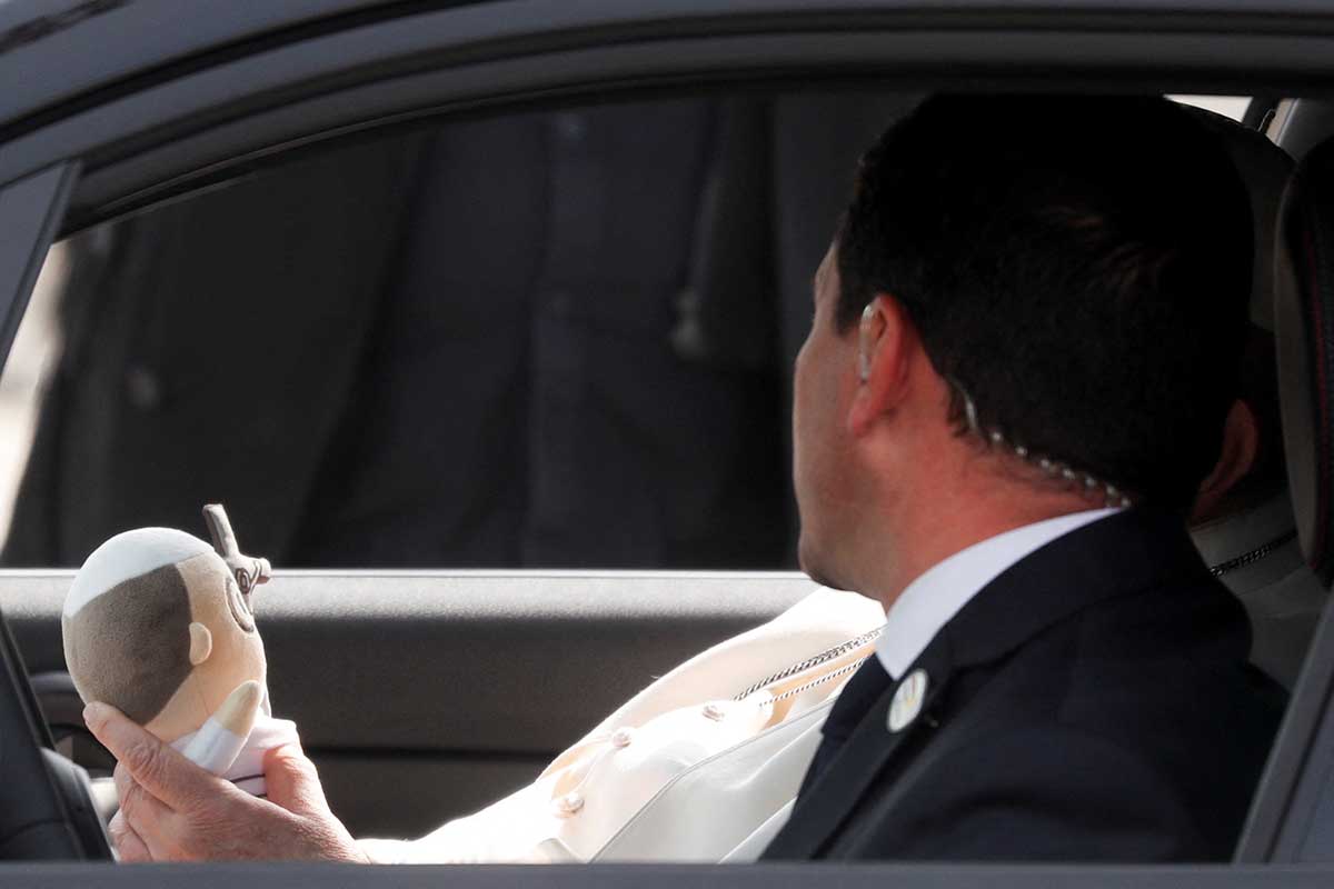 Ferenc pápa érkezése plüss pápa sofőr
