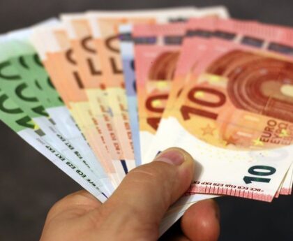 sok eurót tart a kezében egy ember