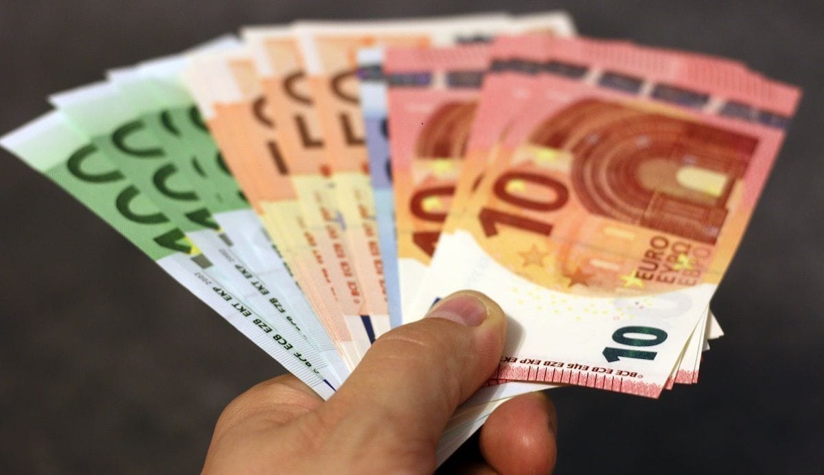sok eurót tart a kezében egy ember