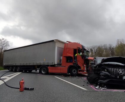 AMG Mercedes kamion baleset csehország rendőrség