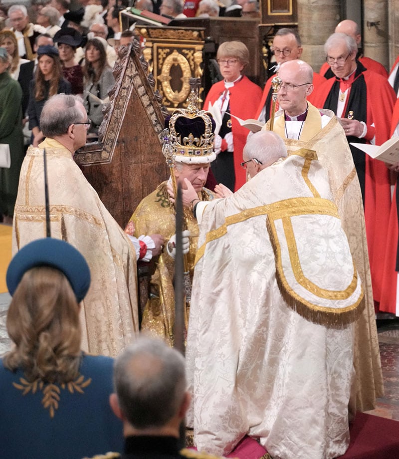 III. Károly brit király fejére felkerült a korona