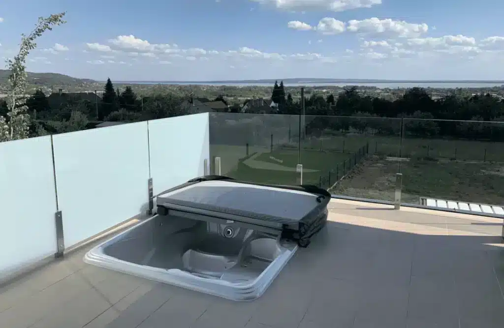 jacuzzi egy eladó luxus villa teraszán Cserszegtomaj településen a háttérben a Balaton