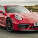 piros porsche 911 megy az úton