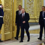 Vlagyimir Vlagyimirovics Putyin egy luxus házban katonák és emberek között