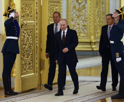 Vlagyimir Vlagyimirovics Putyin egy luxus házban katonák és emberek között