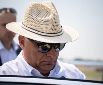 Orbán Viktor kalap emberek sétál napszemüvegben a miniszterelnök