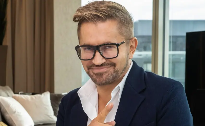 Jákob Zoltán üzletember szemüvegben