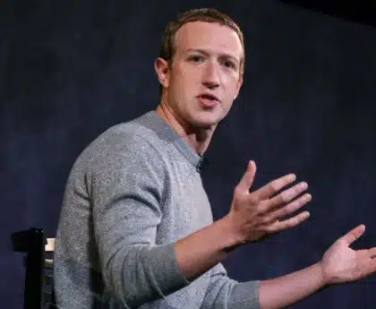 Mark Zuckerberg szürke pulóverben