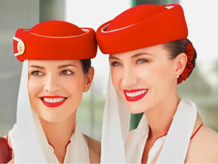 emirates légiutaskísérők mosolyognak
