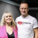 Szijjártó Péter Palm Angels pólóban és Csepregi Éva énekesnő