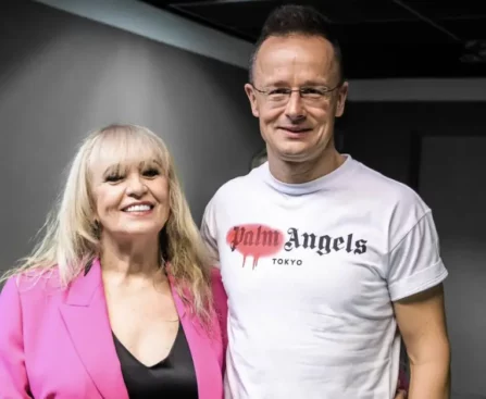 Szijjártó Péter Palm Angels pólóban és Csepregi Éva énekesnő