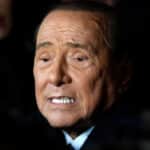 Silvio Berlusconi elhunyt volt olasz államfő vicsorít