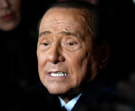 Silvio Berlusconi elhunyt volt olasz államfő vicsorít
