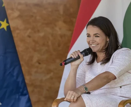 Novák Katalin köztársasági elnök mosolyog eu zászló magyar zászló előtt