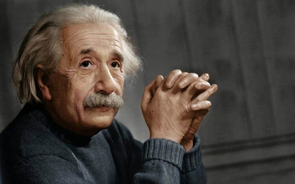 Albert Einstein néz