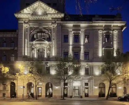 Mystery Hotel Budapest sötétben kivilágítva