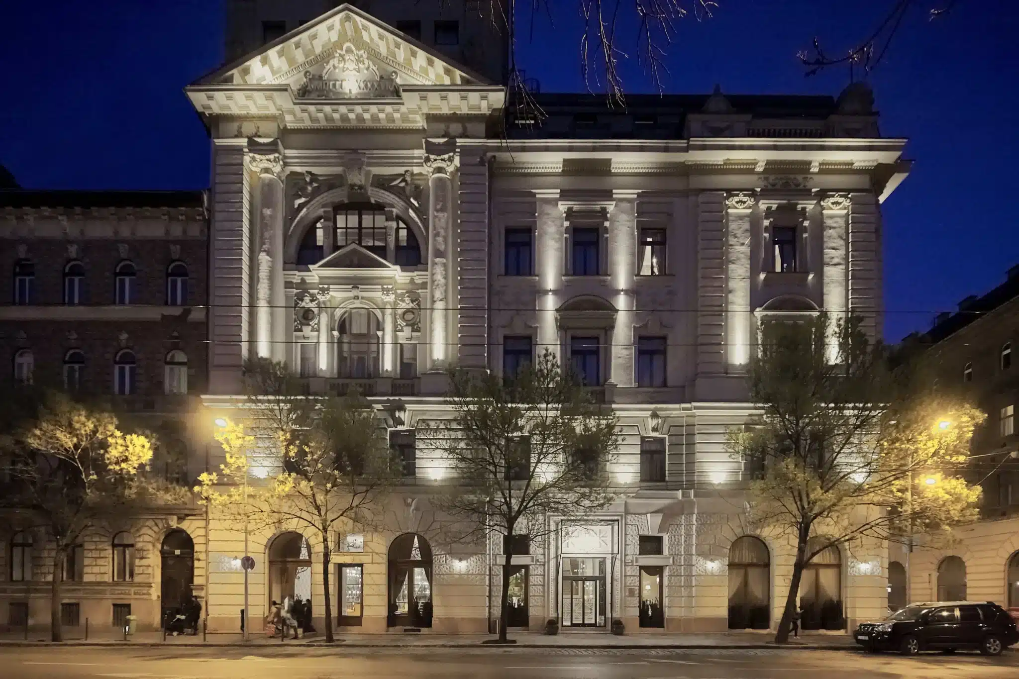 Mystery Hotel Budapest sötétben kivilágítva