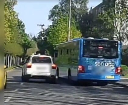 Többször is büntetőfékezett a busz előtt egy Porsche