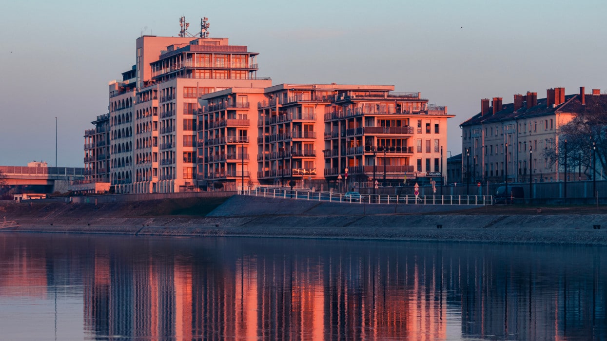 Százmillióért kelt el egy panellakás Budán