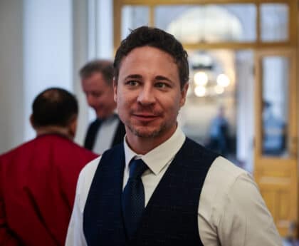 Schadl György luxusnyaralóban tölti házi őrizetét