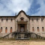 elhagyatott magyar luxusvilla