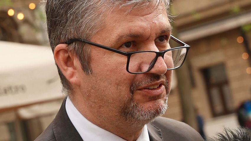 Hadházy Ákos ezúttal Mészáros Lőrinc luxus Ferrarijáról posztolt