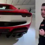 Ferrari múzeum ember fekete pulóverben nézi