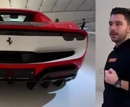 Ferrari múzeum ember fekete pulóverben nézi