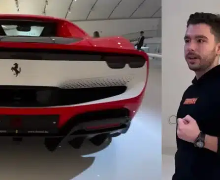 Ferrari múzeum ember fekete pulóverben nézi