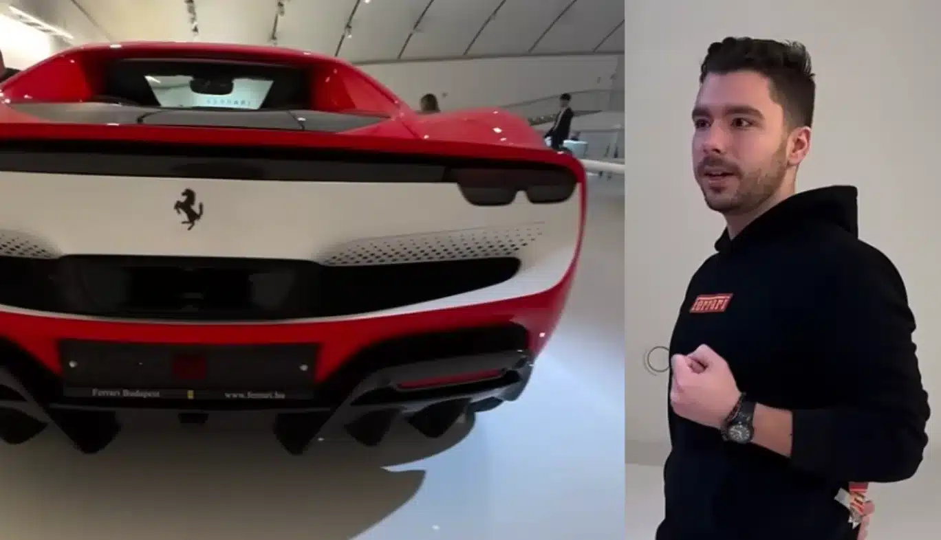Ferrari múzeum ember fekete pulóverben nézi